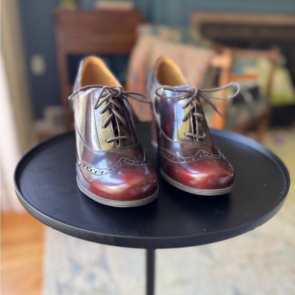 Menswear-inspired Brown Leather Heels with Classic Wingtip Design